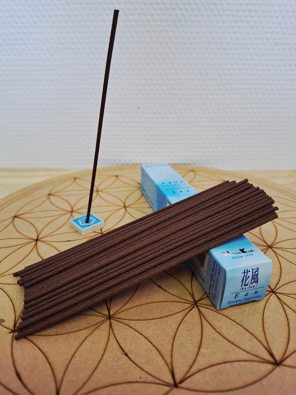 Bâtons d'Encens japonais Ka fuh au parfum aqua à retrouver dans la boutique Le Lotus des Sables à La Chaume