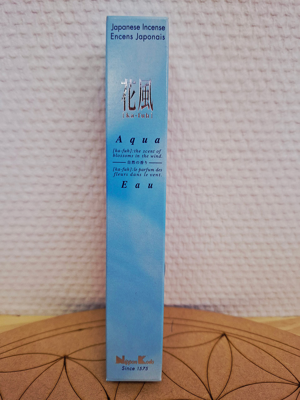 Boite d'Encens japonais Ka fuh au parfum aqua à retrouver dans la boutique Le Lotus des Sables à La Chaume