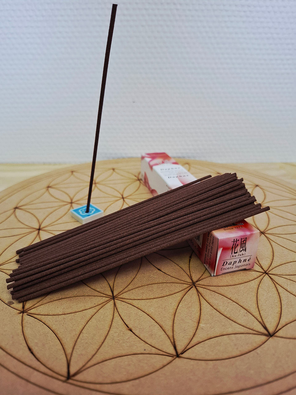 Bâtons d'encens japonais Ka Fuh parfum daphné à retrouver dans la boutique Le Lotus des Sables à La Chaume