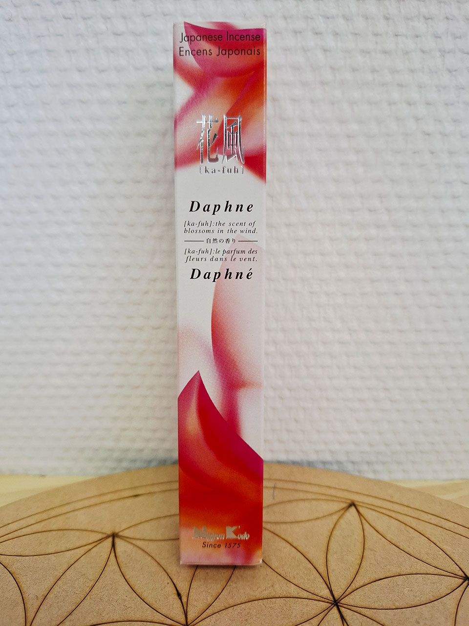 Boite d'Encens japonais Ka fuh au parfum daphné à retrouver dans la boutique Le Lotus des Sables à La Chaume