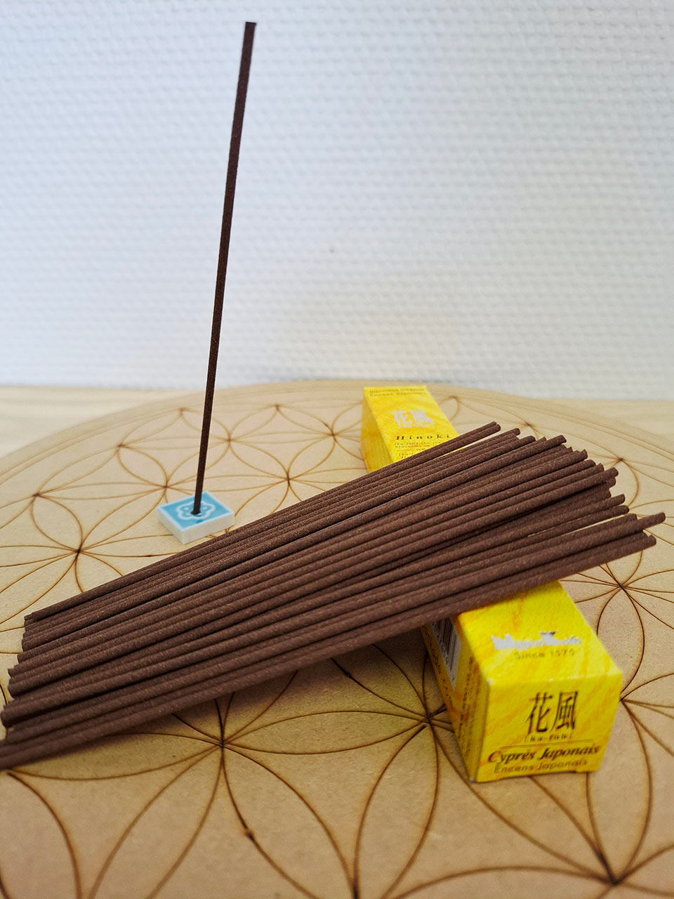 Bâtons d'encens japonais Ka fuh au parfum hinoki à retrouver dans la boutique Le Lotus des Sables à La Chaume