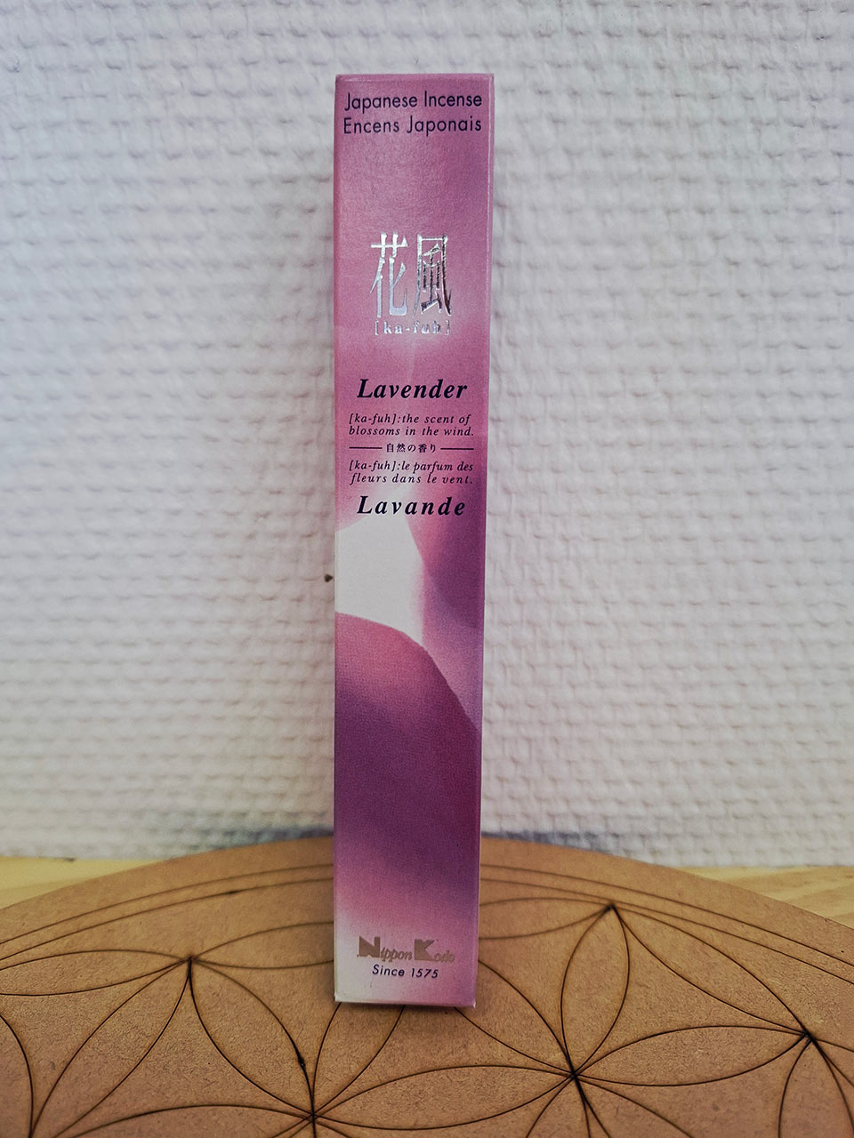 Boite d'Encens japonais Ka fuh au parfum lavande à retrouver dans la boutique Le Lotus des Sables à La Chaume