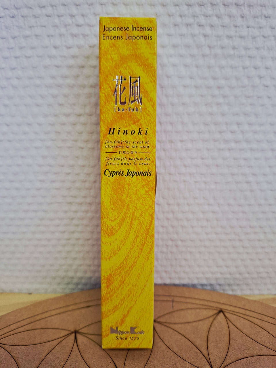 Boite d'Encens japonais Ka fuh au parfum hinoki à retrouver dans la boutique Le Lotus des Sables à La Chaume