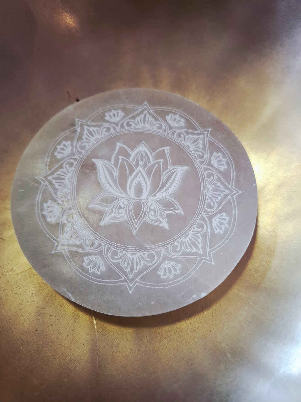 Plaque de rechargement en sélénite motif mandala à retrouver dans la boutique Le Lotus des Sables à La Chaume