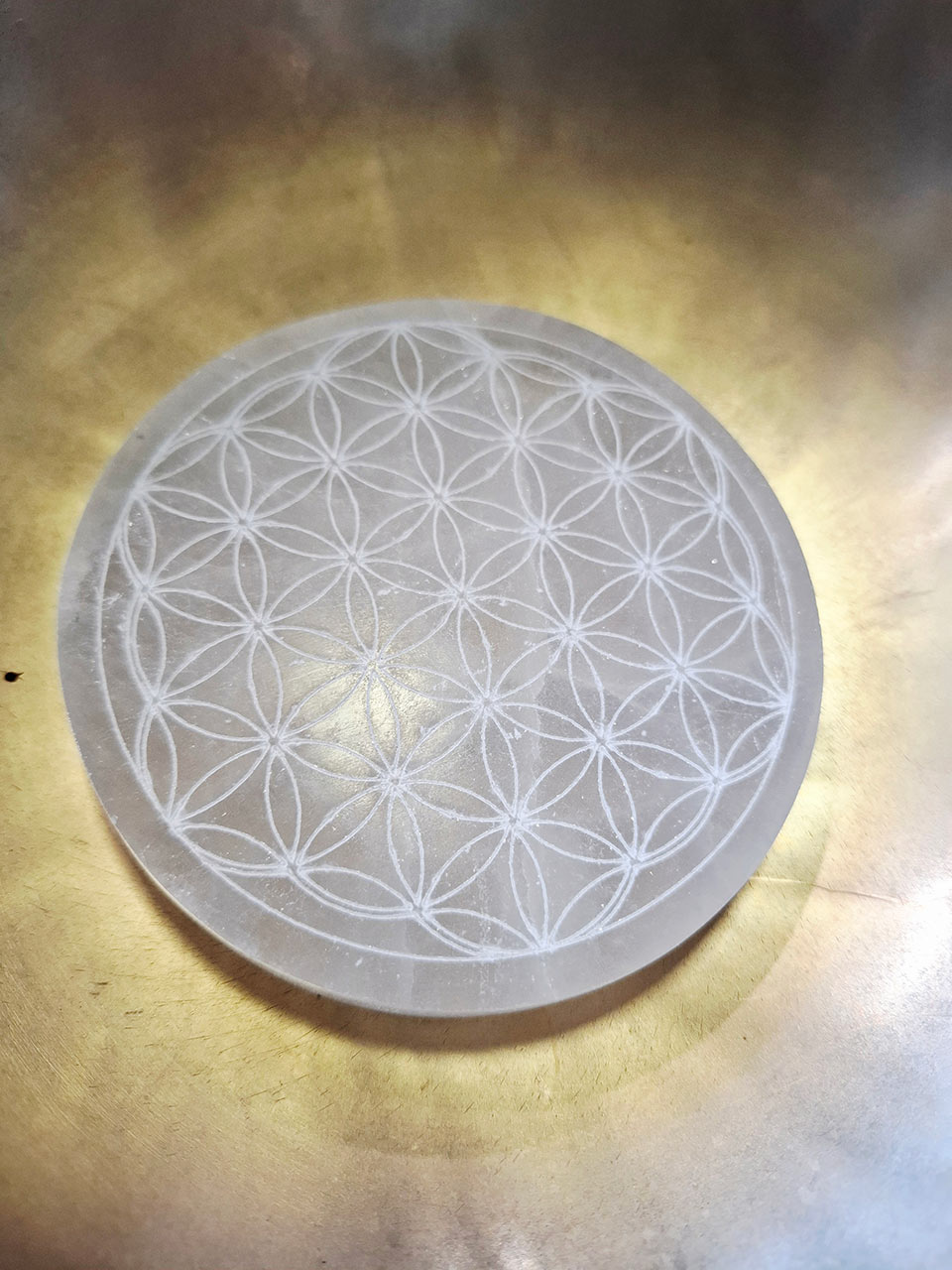 Plaque de rechargement en sélénite motif fleur de vie à retrouver dans la boutique Le Lotus des Sables à La Chaume