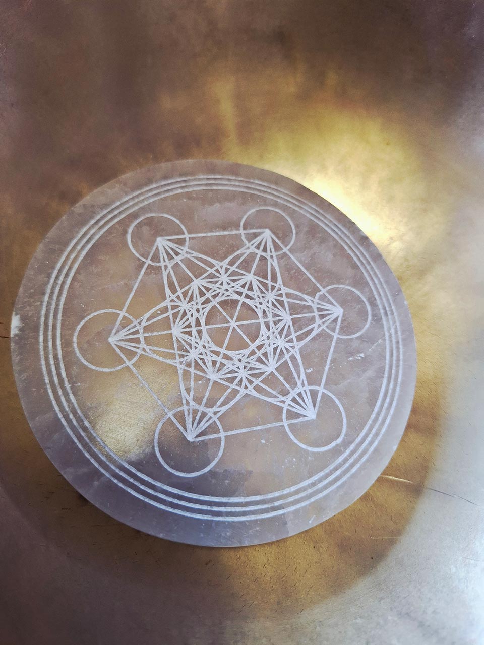 Plaque de rechargement en sélénite motif metatron à retrouver dans la boutique Le Lotus des Sables à La Chaume